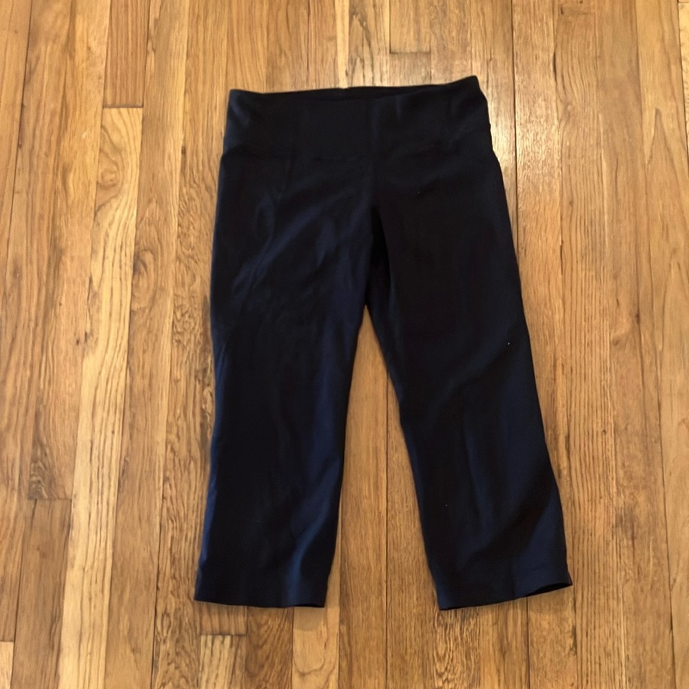 Lululemon black capri size 6